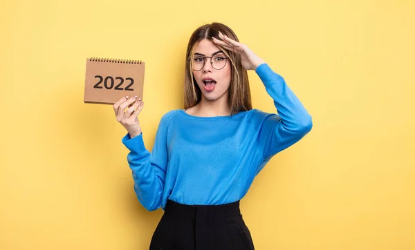 Pretty Woman Looking Happy Astonished Surprised 2022 Calendar Concept — Stockfoto