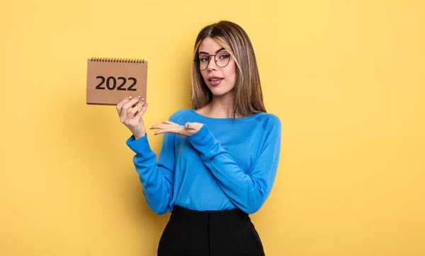 Pretty Woman Smiling Cheerfully Feeling Happy Showing Concept 2022 Calendar — 스톡 사진