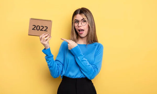 Pretty Woman Looking Excited Surprised Pointing Side 2022 Calendar Concept — Foto Stock