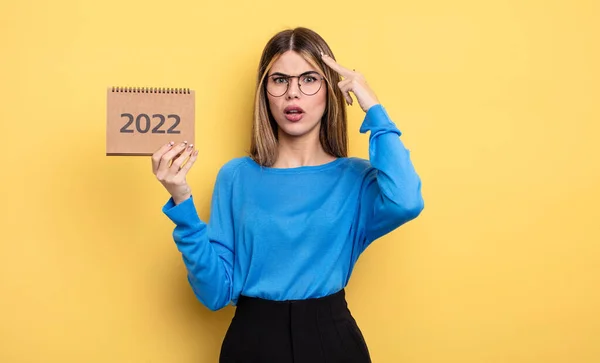 Pretty Woman Looking Surprised Realizing New Thought Idea Concept 2022 — Stock Photo, Image