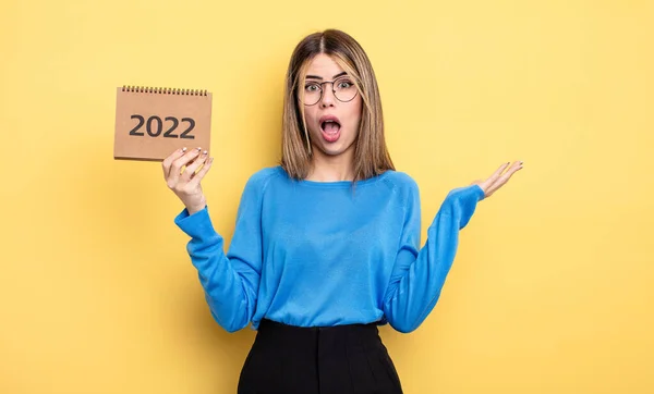 Pretty Woman Amazed Shocked Astonished Unbelievable Surprise 2022 Calendar Concept — 스톡 사진