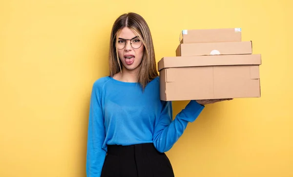 Mulher Bonita Sentindo Enojado Irritado Língua Fora Pacotes Caixas Conceito — Fotografia de Stock