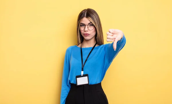 Mujer Bonita Sintiendo Cruz Mostrando Los Pulgares Hacia Abajo Concepto — Foto de Stock