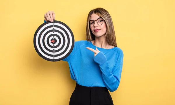 Mooie Vrouw Die Vrolijk Lacht Zich Gelukkig Voelt Naar Zijkant — Stockfoto