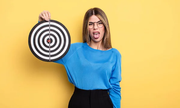 Vacker Kvinna Känner Äcklad Och Irriterad Och Tungan Dartdiana Koncept — Stockfoto