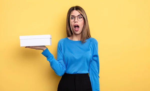 Mujer Bonita Mirando Muy Sorprendido Sorprendido Sosteniendo Caja Blanca —  Fotos de Stock