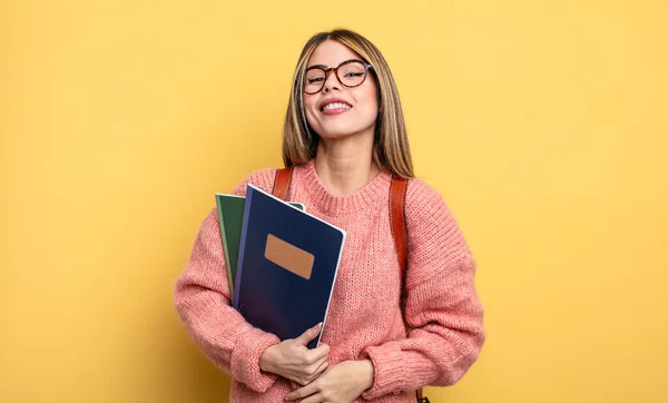 Una Estudiante Bonita Riéndose Voz Alta Una Broma Graciosa Libros — Foto de Stock