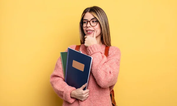 Ładna Studentka Uśmiechnięta Szczęśliwym Pewnym Siebie Wyrazem Twarzy Ręką Podbródku — Zdjęcie stockowe