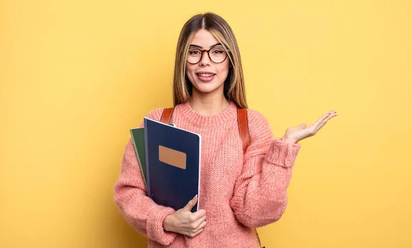 Mooie Student Vrouw Voelt Zich Gelukkig Verbaasd Iets Ongelooflijks Boeken — Stockfoto