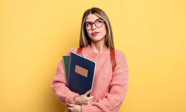 Mooie Student Vrouw Shrugging Zich Verward Onzeker Voelen Boeken Rugzakken — Stockfoto