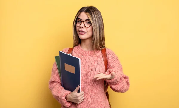 Bonita Estudiante Sonriendo Alegremente Sintiéndose Feliz Mostrando Concepto Libros Mochila — Foto de Stock