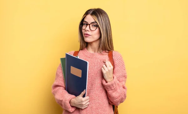 Mujer Estudiante Bonita Buscando Arrogante Exitoso Positivo Orgulloso Libros Mochila —  Fotos de Stock