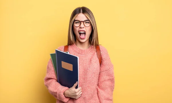 Ładna Studentka Krzyczy Agresywnie Wyglądając Wściekłą Książki Plecak — Zdjęcie stockowe