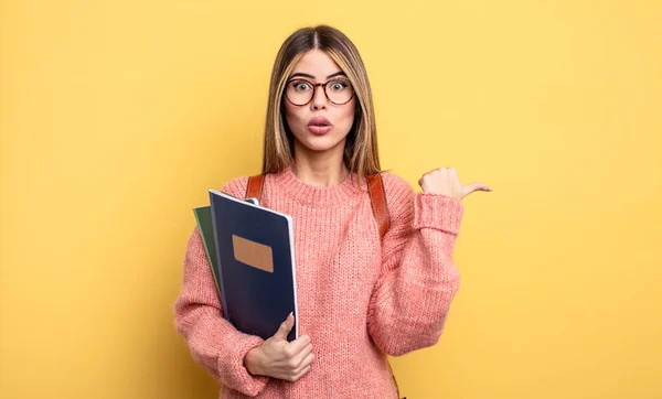 Pretty Student Woman Looking Astonished Disbelief Books Backpack — Stock Photo, Image