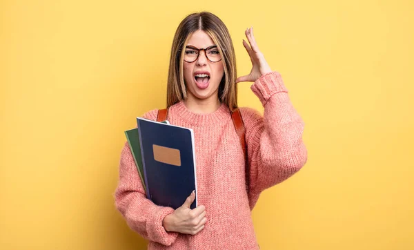 Красивая Студентка Кричащая Поднятыми Руками Книги Рюкзак — стоковое фото