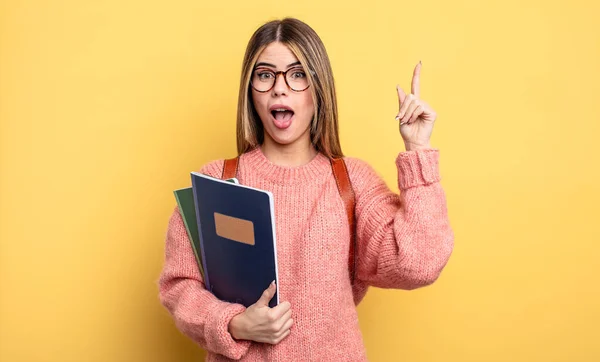 Mulher Estudante Bonita Sentindo Como Gênio Feliz Animado Depois Perceber — Fotografia de Stock