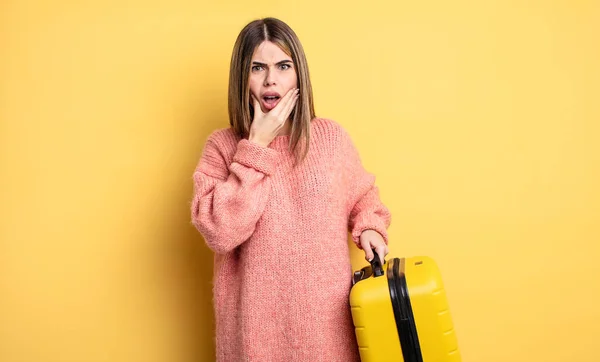 Hübsche Frau Mit Weit Geöffnetem Mund Und Offenen Augen Und — Stockfoto