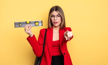 Mimar kadın kamerayı göstererek seni seçiyor ve dengeyi sağlıyor.