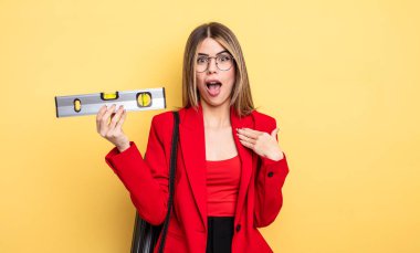 Mimar kadın kendini mutlu hissediyor ve kendini heyecanlı ve dengeli bir şekilde gösteriyor.