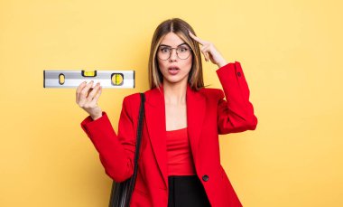 Mimar kadın şaşırmış görünüyor, yeni bir düşünce, fikir ya da konsept fark ediyor ve dengeyi koruyor.