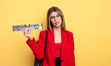 Mimar kadın şaşkın ve şaşkın hissediyor ve dengeyi sağlıyor.