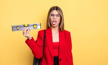 Mimar kadın iğreniyor ve sinirleniyor. Dilini çıkarıp dengeyi sağlıyor.