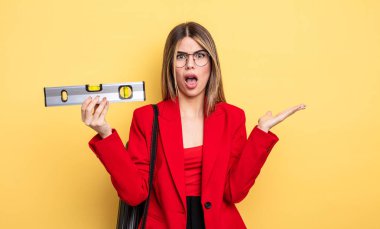 Mimar kadın kendini çok şaşırmış ve dengesini koruyor.