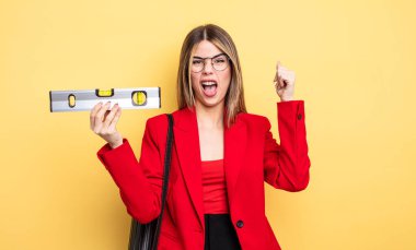 Mimar kadın sinirli bir ifadeyle agresif bir şekilde bağırıyor ve dengeyi sağlıyor.