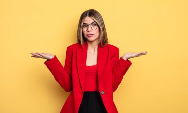 İş kadını şaşkın, şaşkın ve şüpheci hissediyor