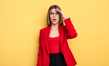 İş kadını mutlu, şaşkın ve şaşırmış görünüyor.