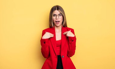 İş kadını mutlu hissediyor ve heyecanla kendini işaret ediyor.