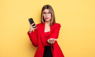 İş kadını dostça gülümsüyor ve bir konsept sunuyor. akıllı telefon kavramı