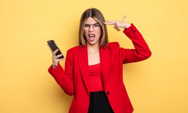 İş kadını mutsuz ve stresli görünüyor, intihar işareti yapıyor. akıllı telefon kavramı
