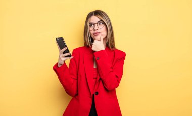 Düşünen, kuşkucu ve kafası karışık bir iş kadını. akıllı telefon kavramı