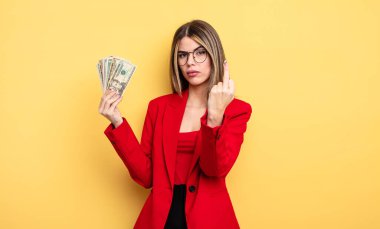 İş kadını kızgın, sinirli, asi ve agresif hissediyor. Dolar banknotları konsepti