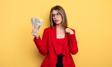 İş kadını stresli, endişeli, yorgun ve hayal kırıklığına uğramış hissediyor. Dolar banknotları konsepti