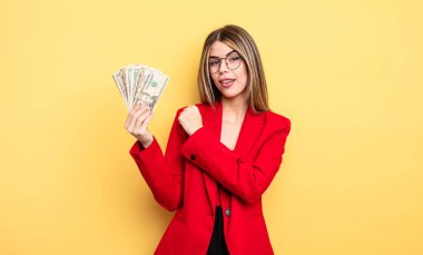 İş kadını kendini mutlu hissediyor ve bir meydan okumayla yüzleşiyor ya da kutluyor. Dolar banknotları konsepti