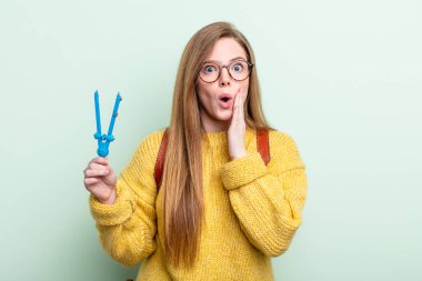 Kızıl saçlı şokta ve korkmuş hissediyor. pusula çizimi kavramı