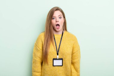 Kızıl saçlı çok şaşırmış ya da şaşkın görünüyor. akreditasyon kartı kavramı