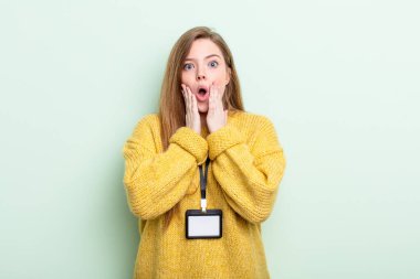 Kızıl saçlı şokta ve korkmuş hissediyor. akreditasyon kartı kavramı