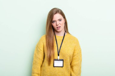 Kızıl saçlı şaşkın ve şaşkın hissediyor. akreditasyon kartı kavramı