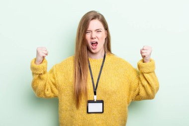 Kızıl saçlı kızgın bir ifadeyle agresif bir şekilde bağırıyor. akreditasyon kartı kavramı