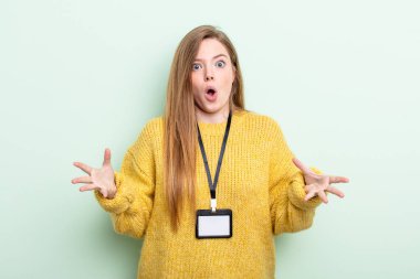 Kızıl saçlı aşırı derecede şaşkın ve şaşırmış hissediyor. akreditasyon kartı kavramı