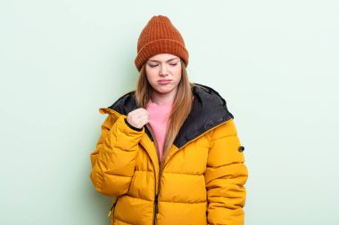 Kızıl saçlı kadın stresli, endişeli, yorgun ve hayal kırıklığına uğramış hissediyor. kış konsepti