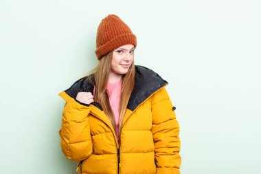 Kızıl saçlı kadın kibirli, başarılı, pozitif ve gururlu görünüyor. kış konsepti