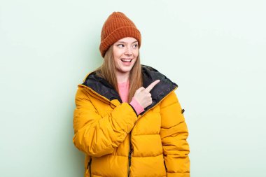 Kızıl saçlı kadın heyecanlı ve şaşırmış görünüyor. kış konsepti