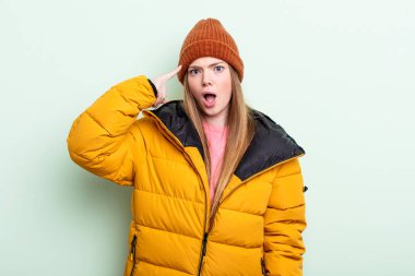 Kızıl saçlı kadın şaşırmış görünüyor, yeni bir düşünce, fikir ya da konsept keşfediyor. kış konsepti