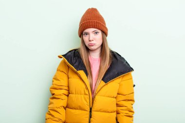 Kızıl saçlı kadın üzgün ve mızmızlanıyor. Mutsuz bir bakışı var ve ağlıyor. kış konsepti