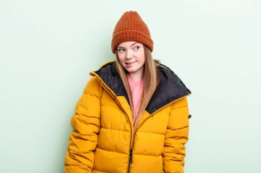 Kızıl saçlı kadın şaşkın ve şaşkın görünüyor. kış konsepti