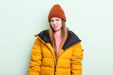 Kızıl saçlı kadın şaşkın ve şaşkın hissediyor. kış konsepti